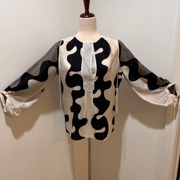Diane von Furstenberg (DVF) 100% Silk Blouse in Taupe, Black, and Cream - Size 4 - Picture 3 of 7